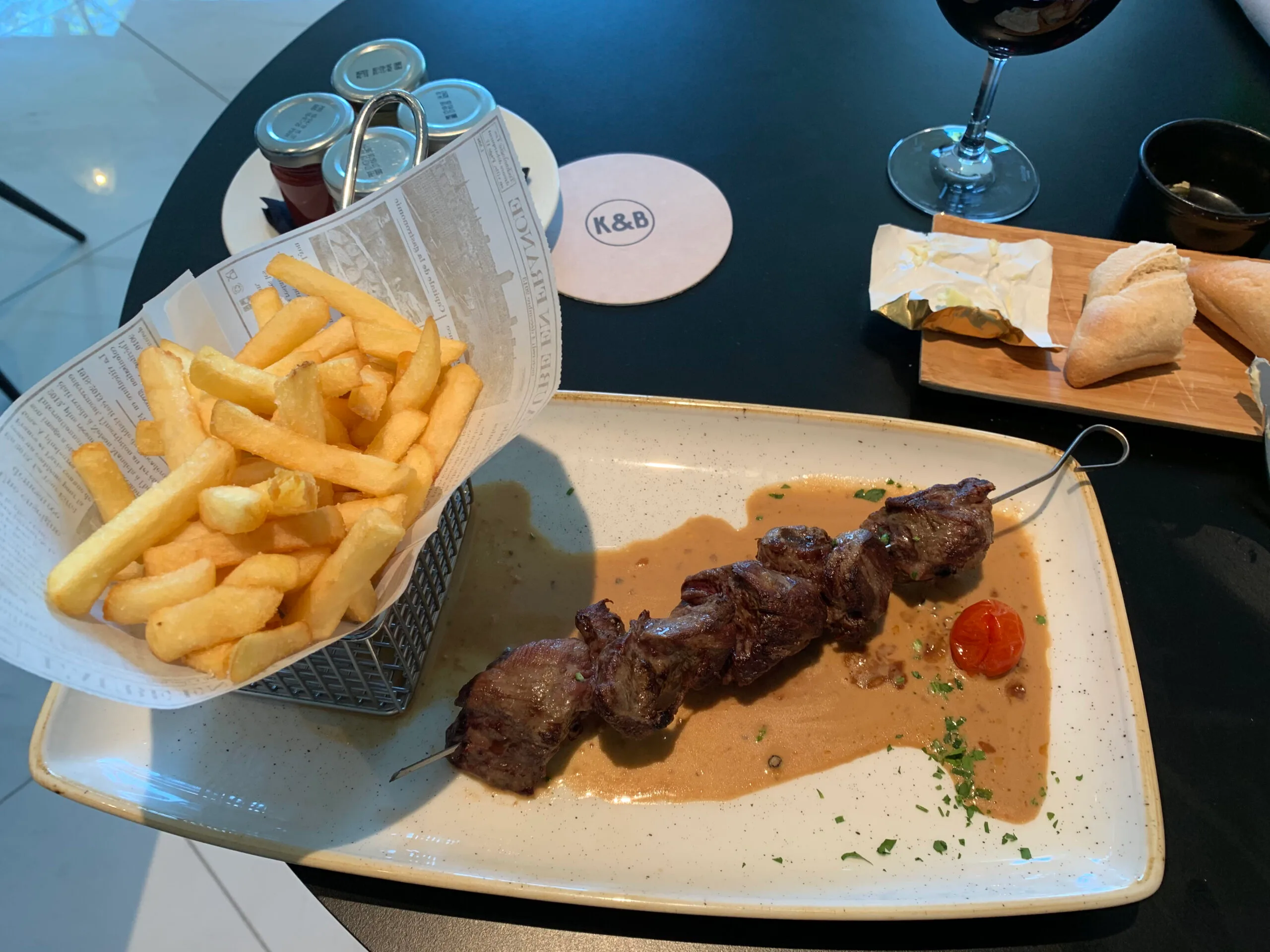 Gegrilltes Steak auf Spieß mit Pommes frites und Brot