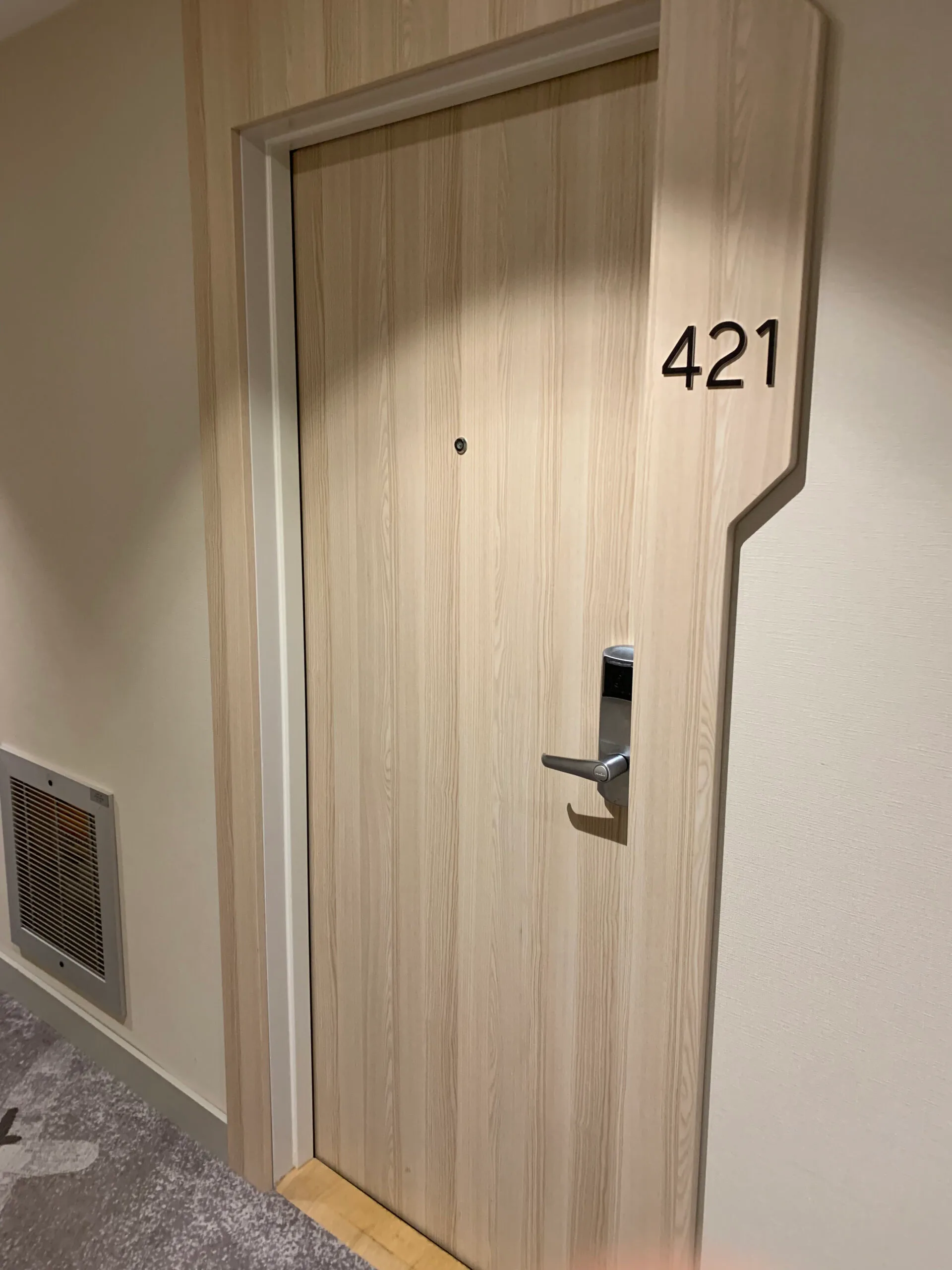 Lobby mit Wanduhr und Pflanzenbild an der Wand