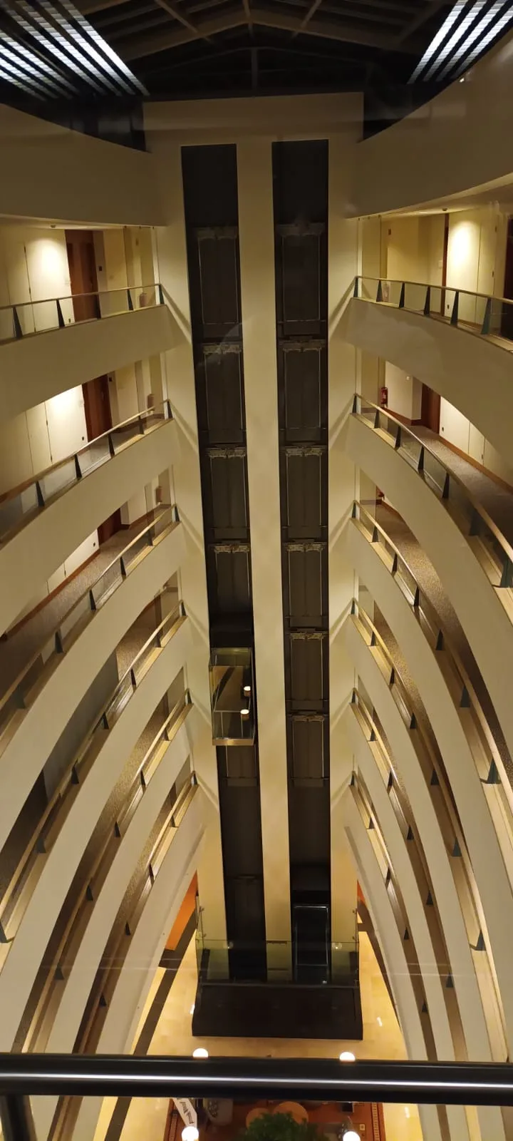 Hotellobby mit Treppen und Aufzügen