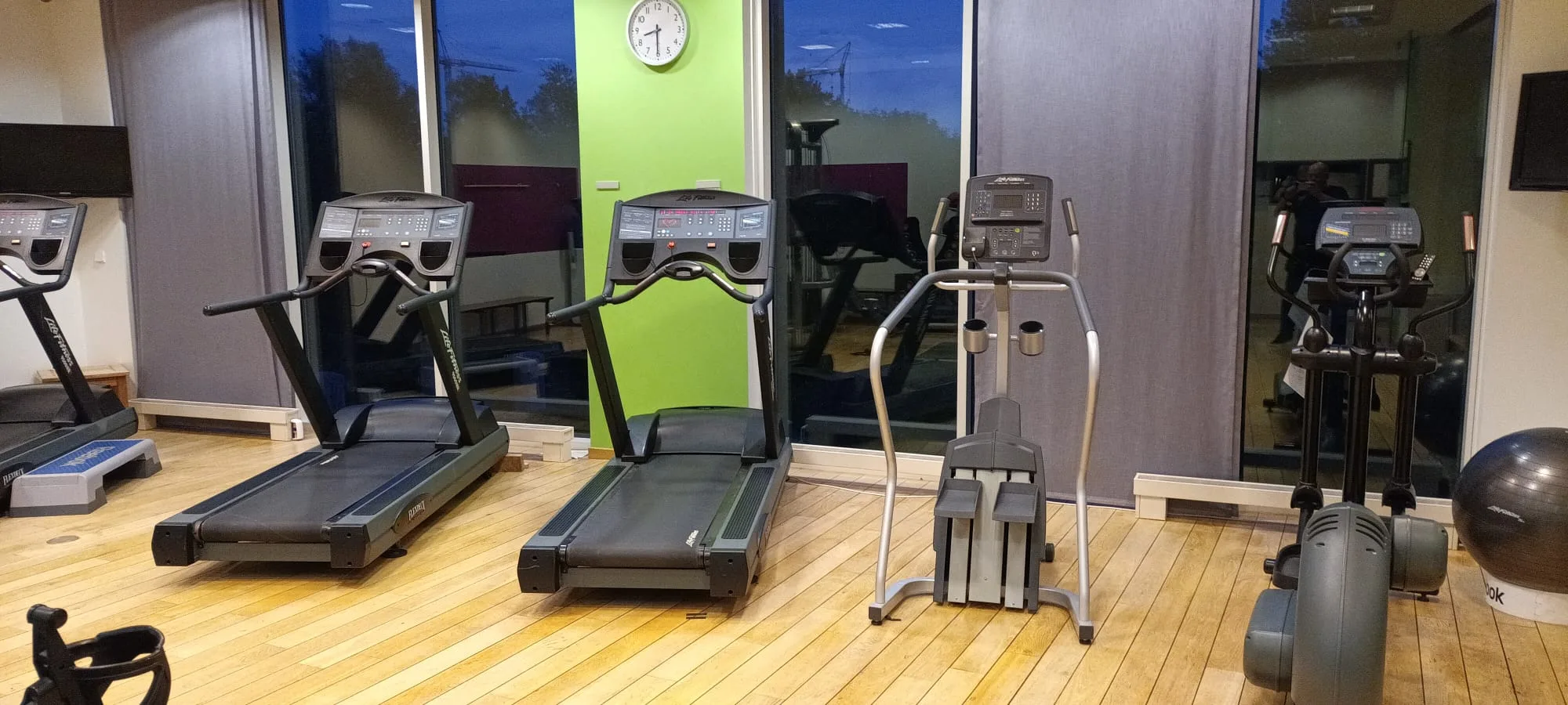 Gymnastikraum mit Laufbändern und Elliptical-Trainer