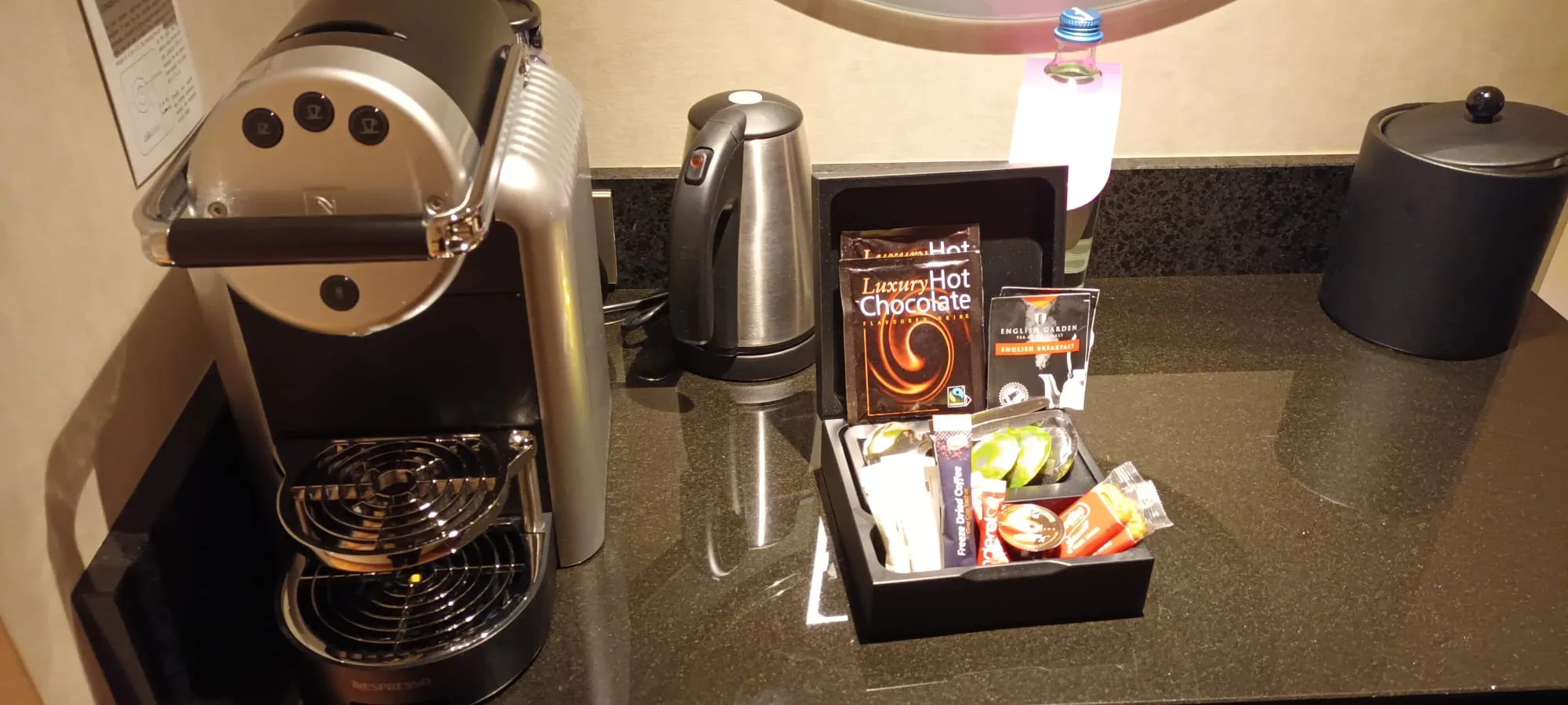 Kaffeemaschine und Kaffeepaket auf Hotelzähler