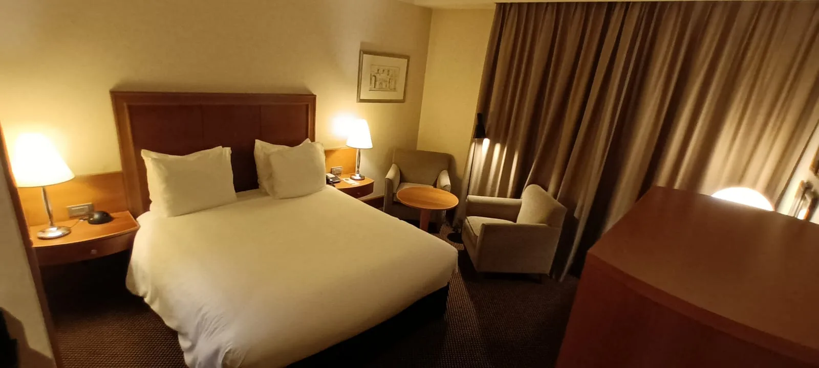 Hotelzimmer mit Doppelbett und Nachttischen