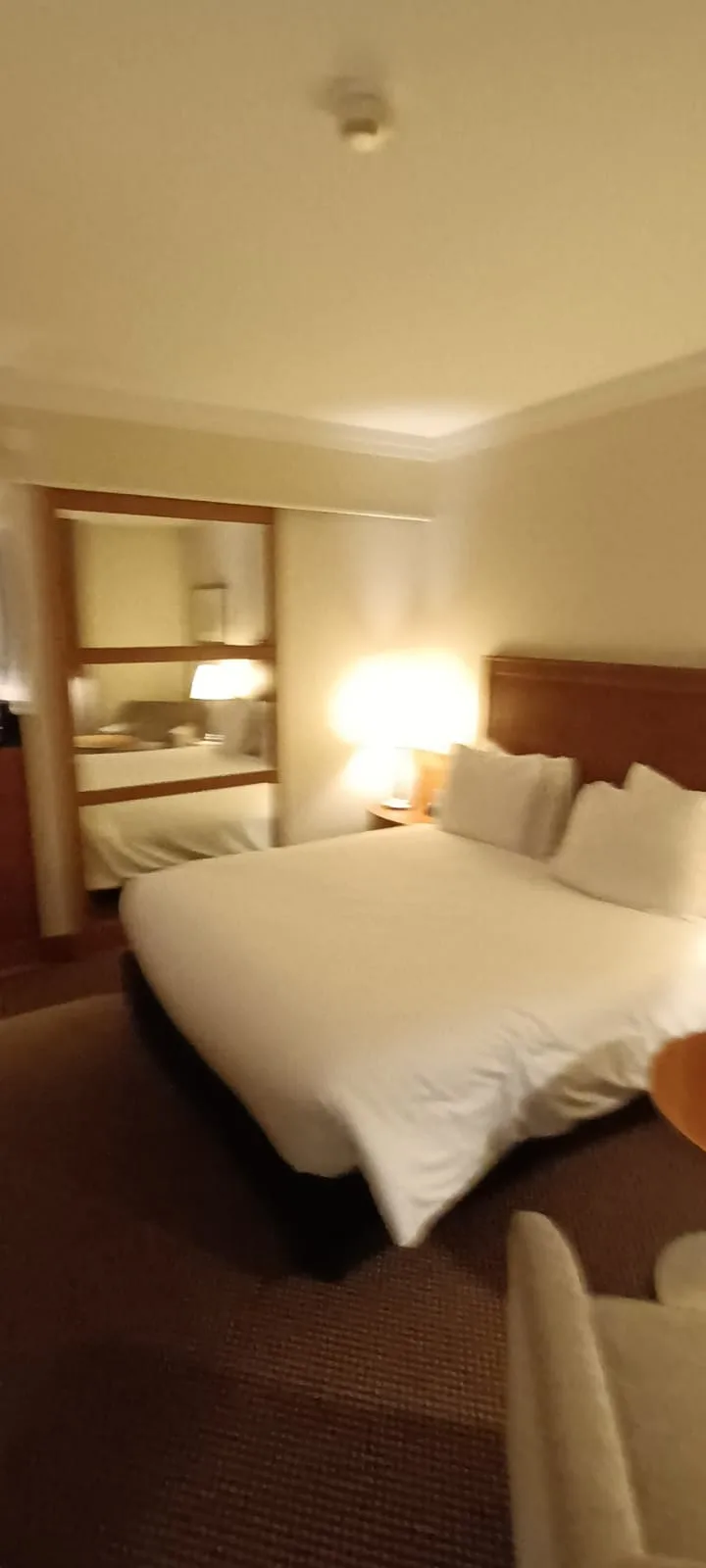 Hotelzimmer mit Doppelbett und Nachttischlampe