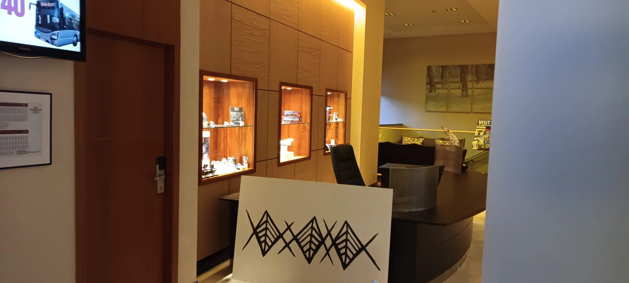 Hotellobby mit Schauvitrinen und modernem Möbelstück