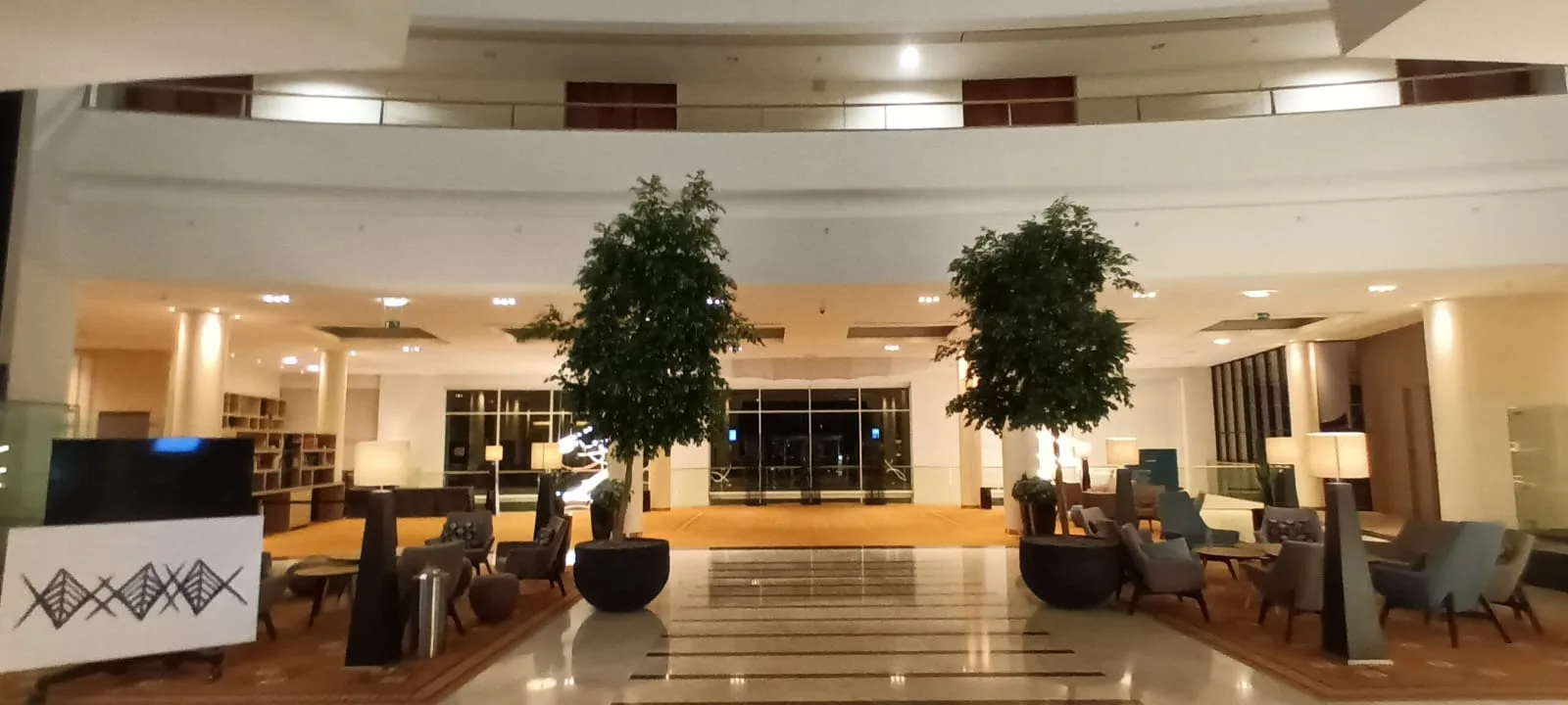 Lobbybereich eines Hotels mit Sesseln und Pflanzen