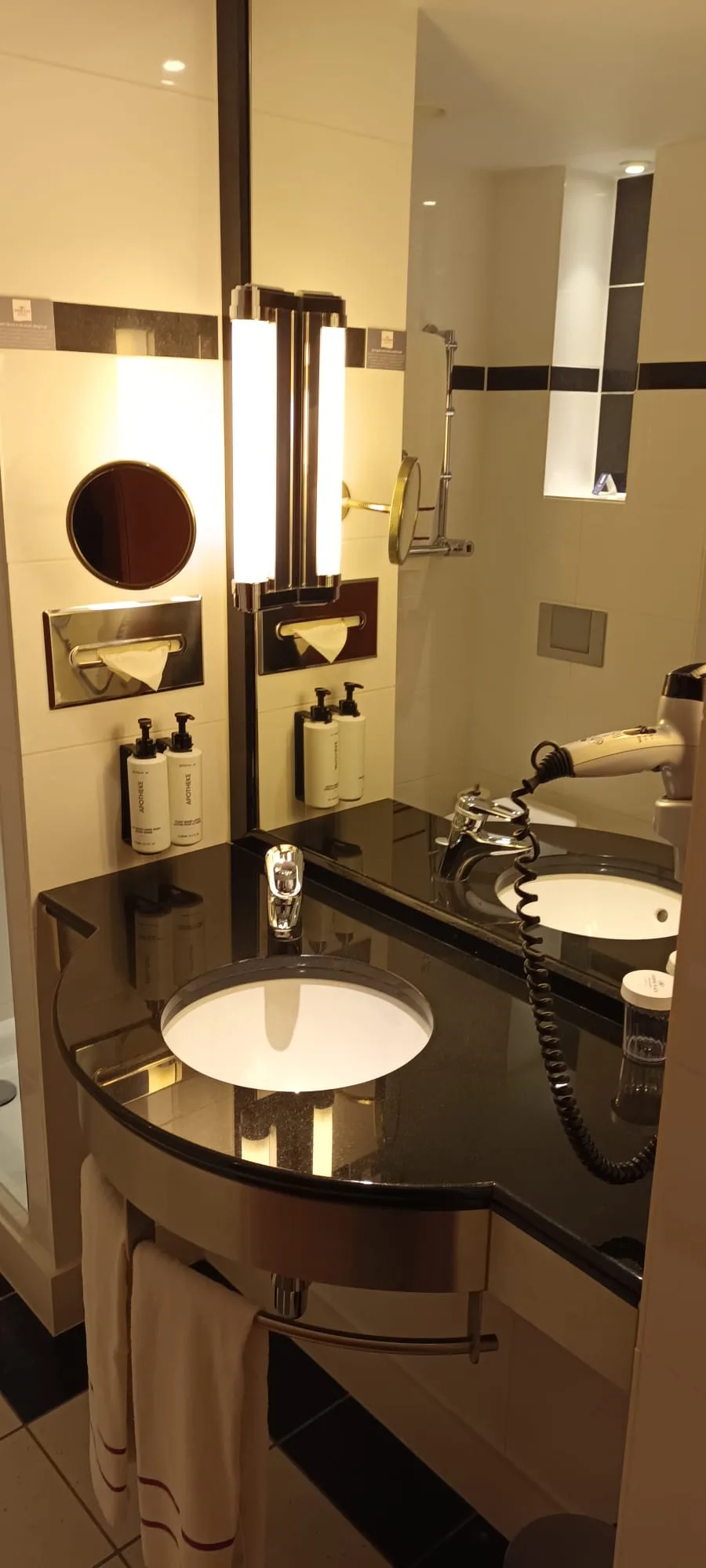 Moderne Badezimmeranlage mit Spiegelschrank und Doppellavette