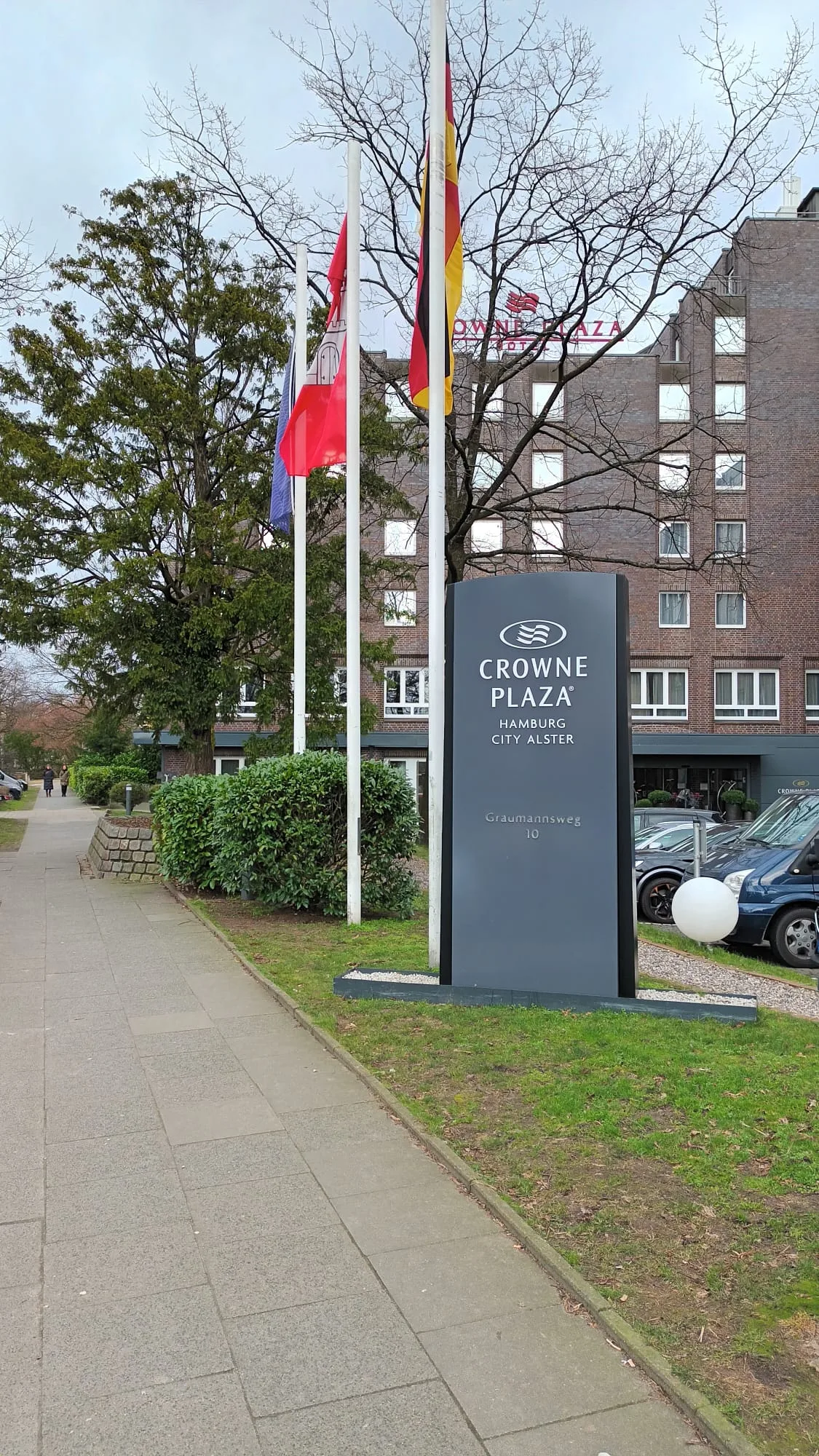 Crowne Plaza Schild mit Flaggen vor Hotelgebäude