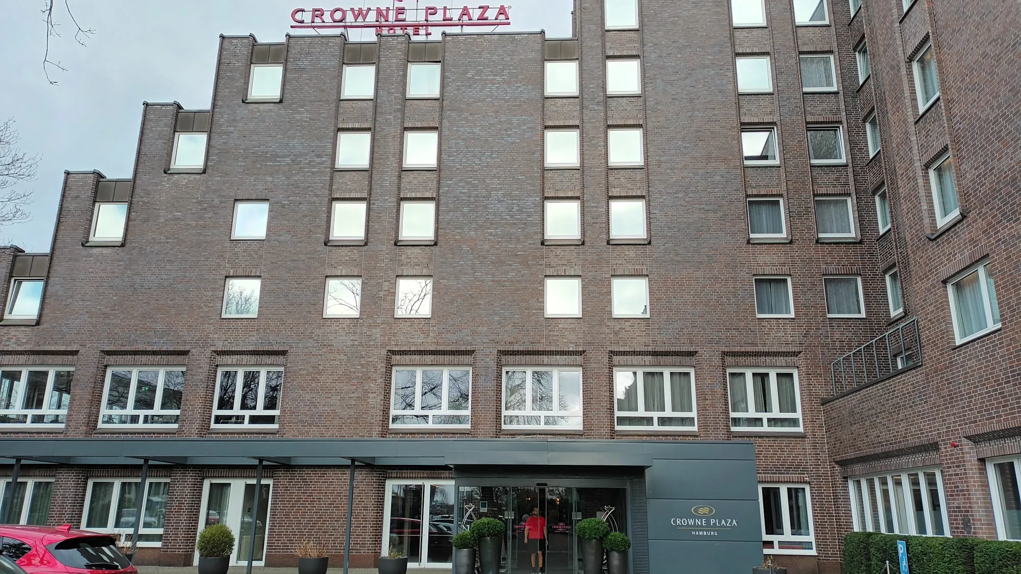 Crowne Plaza Hotelgebäude mit vielen Fenstern und Eingangsbereich