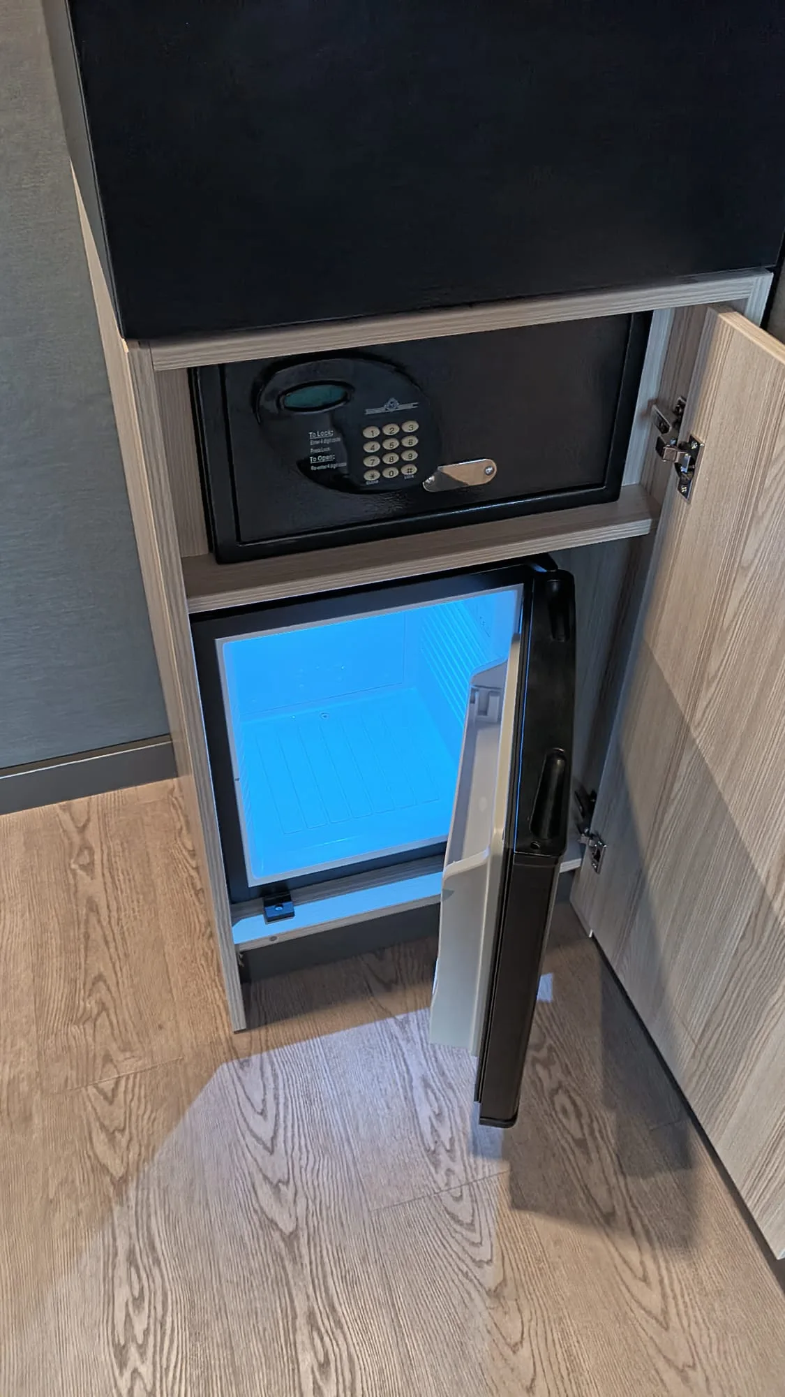 Schrank mit Safe und Kühlschrank im Hotelzimmer