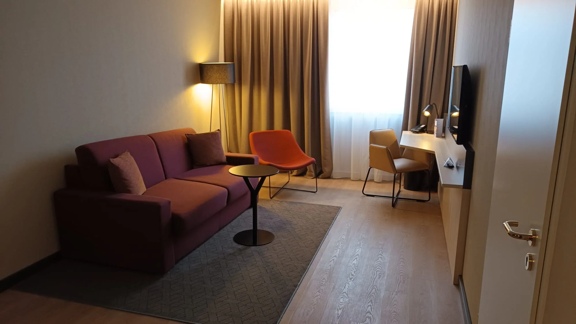 Hotelzimmer mit Couch und Schreibtisch