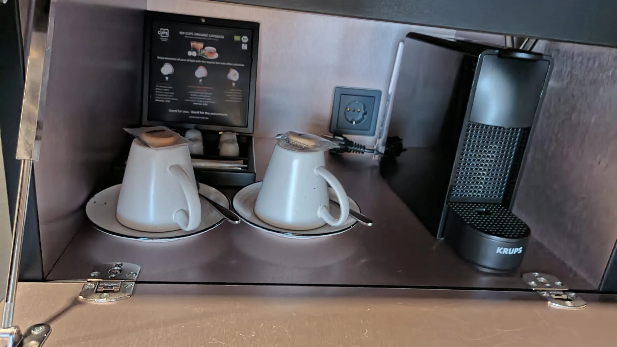 Kaffeemaschine und Teekessel im Hotelzimmer