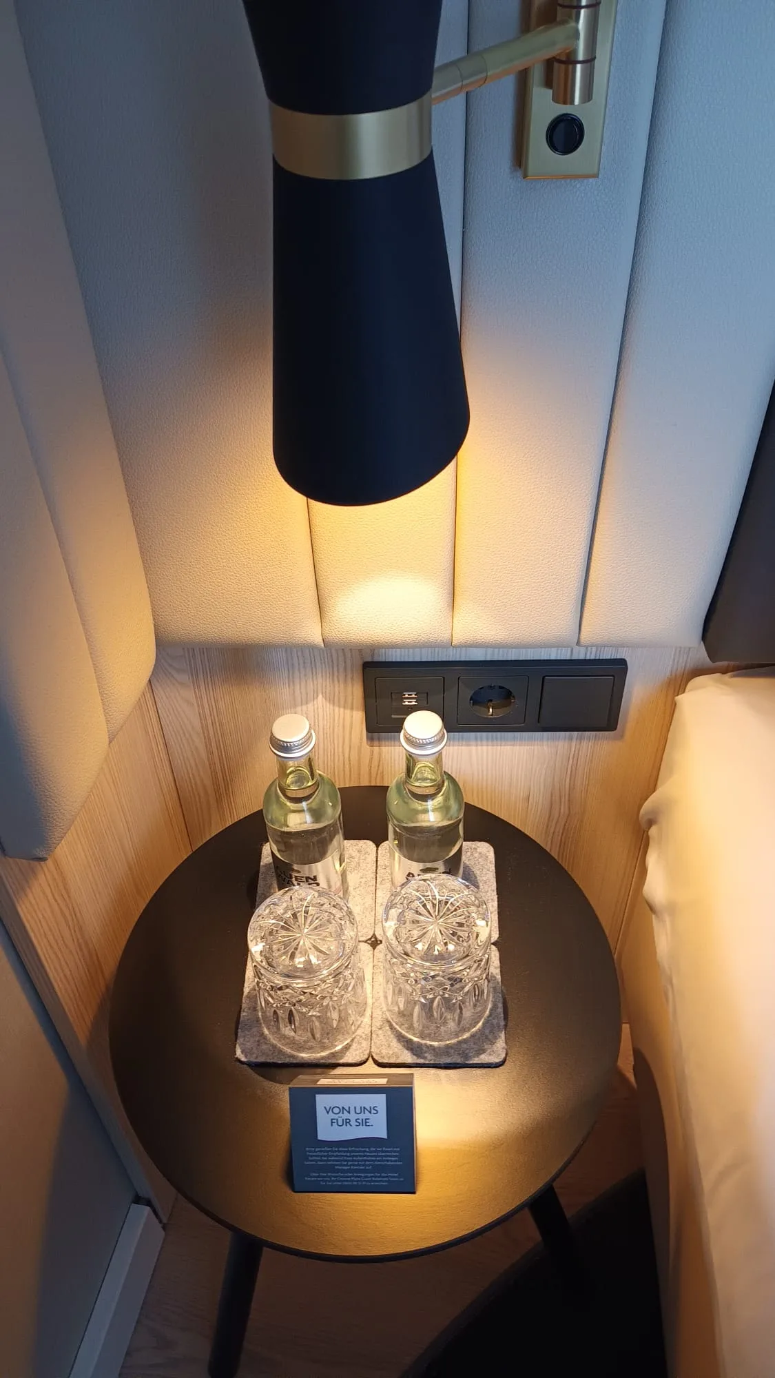 Hotelzimmertisch mit Flaschen und Untersetzer