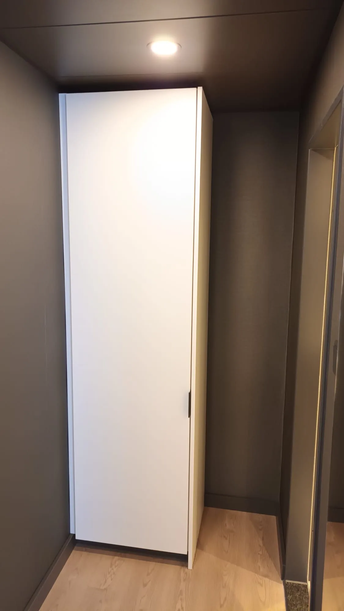 Schrank in Hotelkorridor mit geschlossener Tür