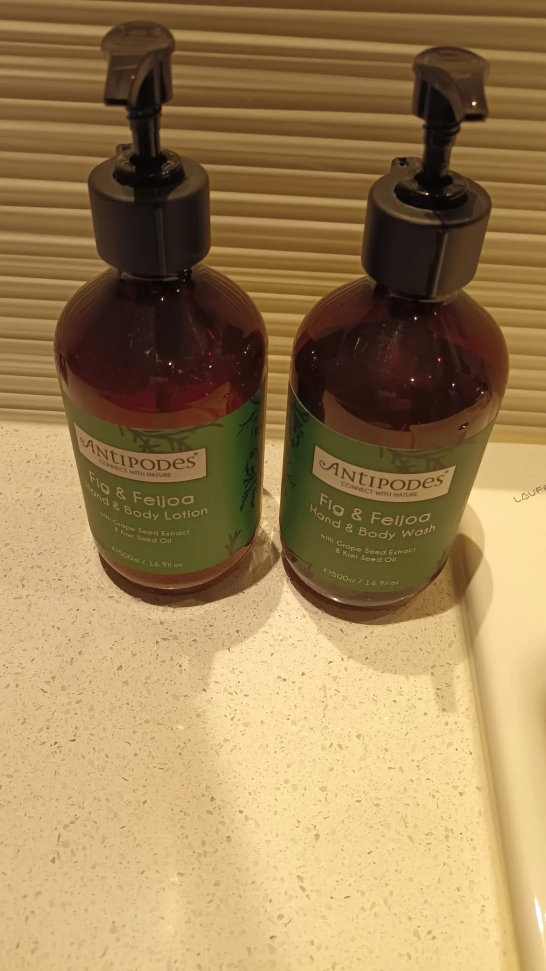 Antipodes Hand- und Körperpflegeprodukte auf Waschtisch