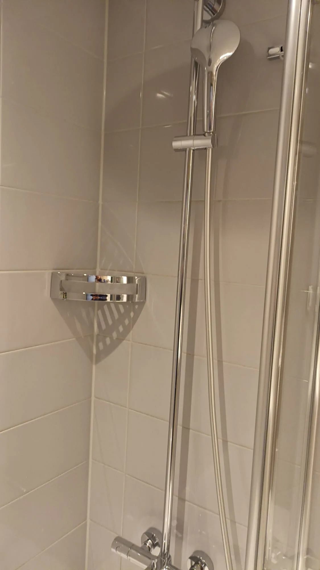 Duschabtrennung mit Handbrause und Halterung