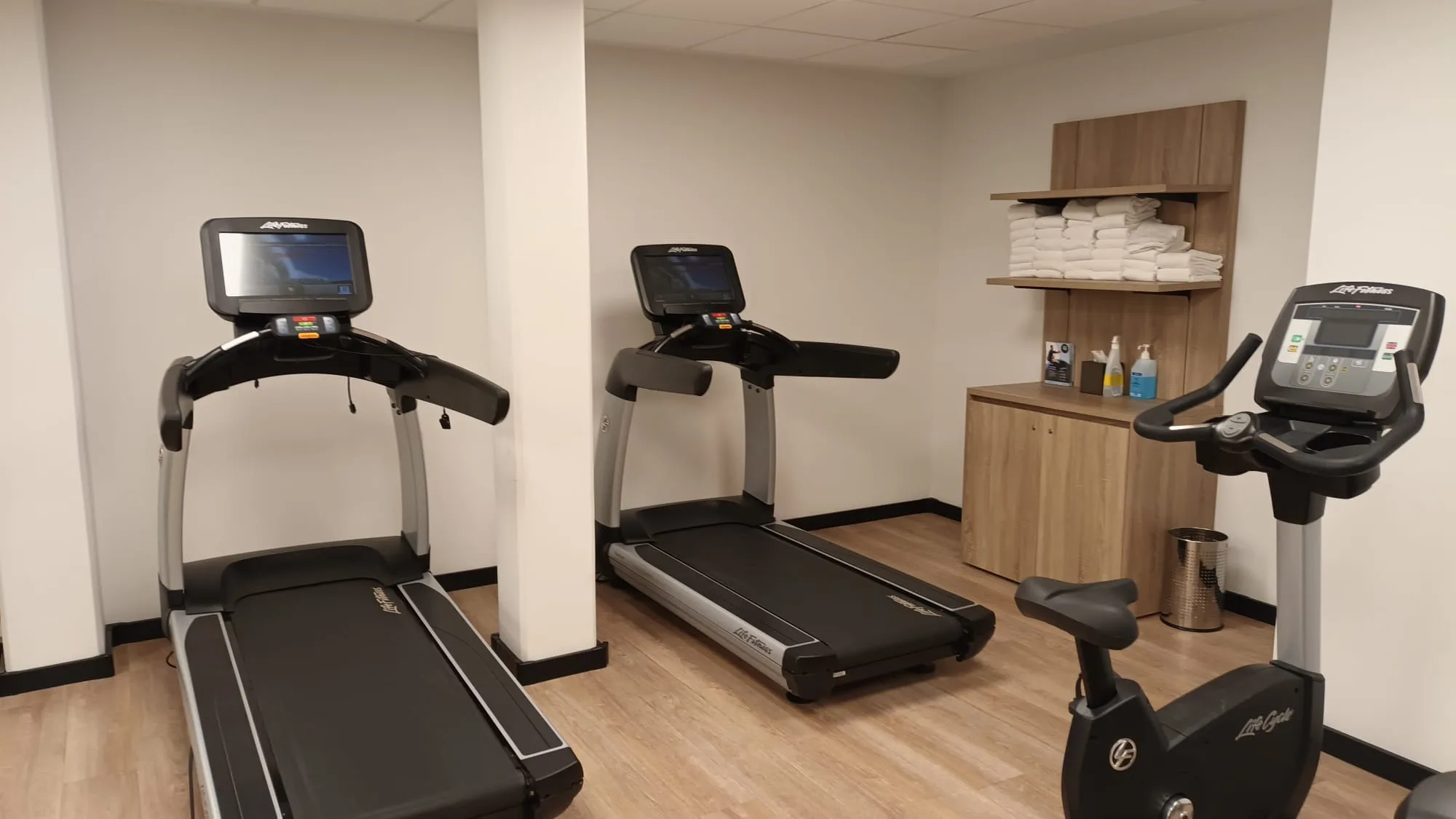 Fitnessraum mit Laufbändern und Fahrrad im Hotel