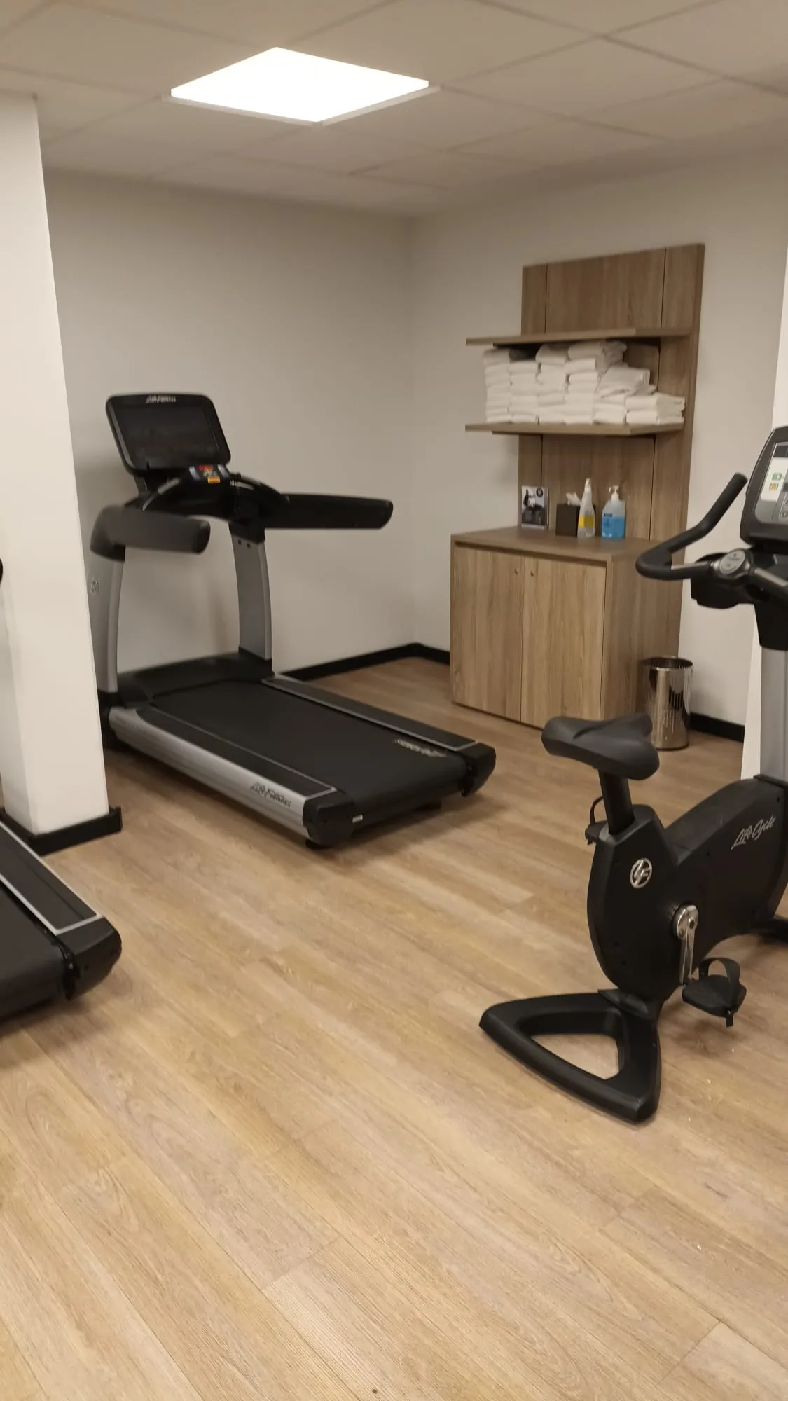 Fitnessraum mit Laufband und Fahrrad