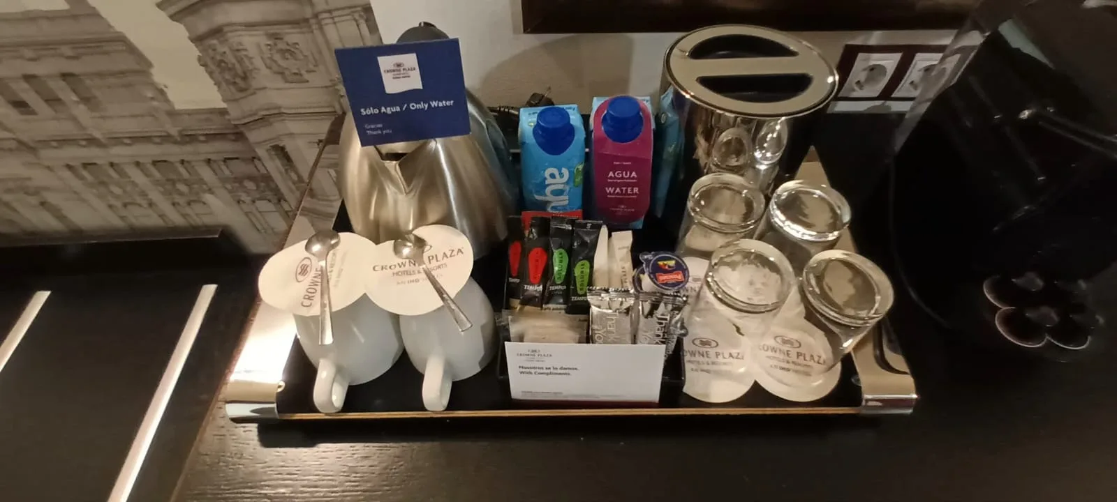 Hotelzimmereinrichtung mit Kaffeetassen und Getränkeflaschen
