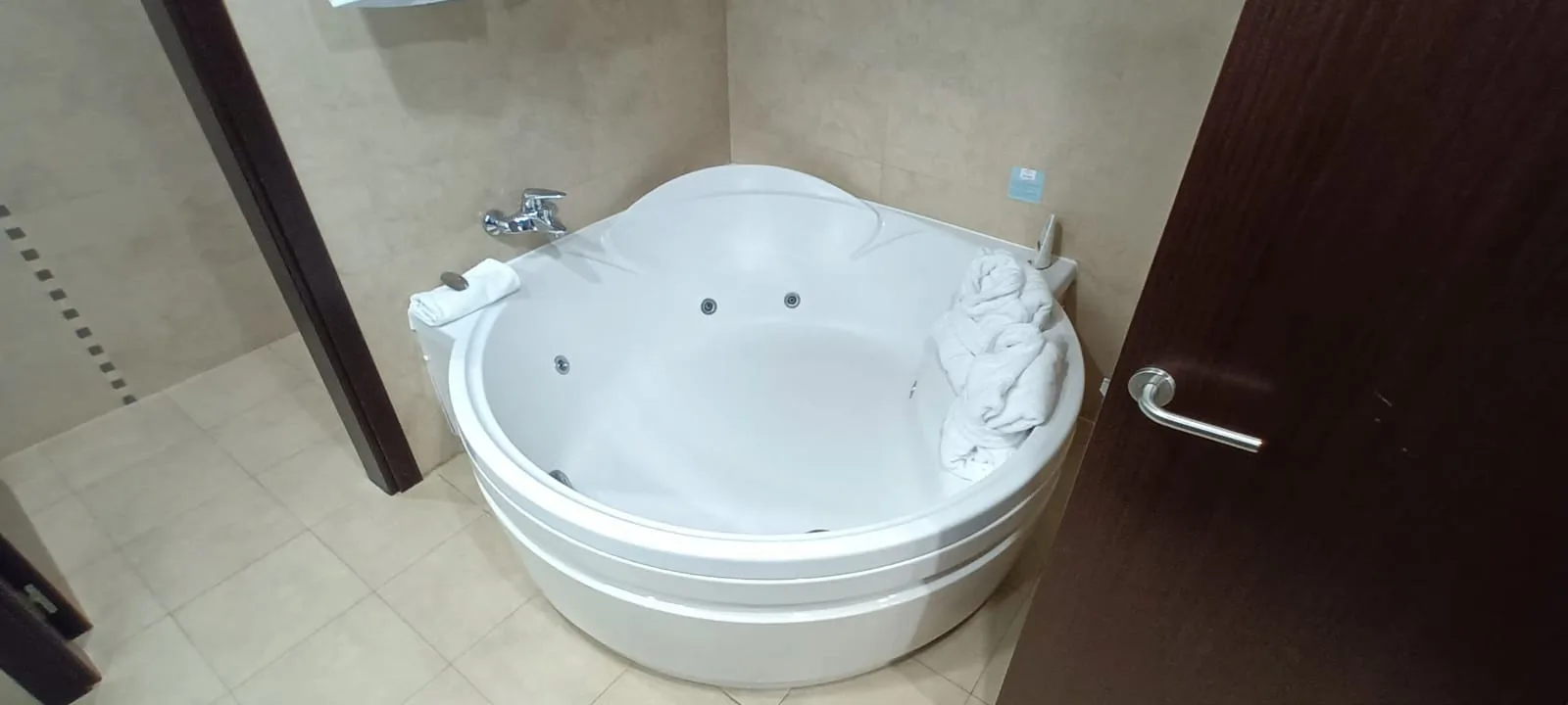 Wohnzimmer mit Eckbadewanne und Handtüchern