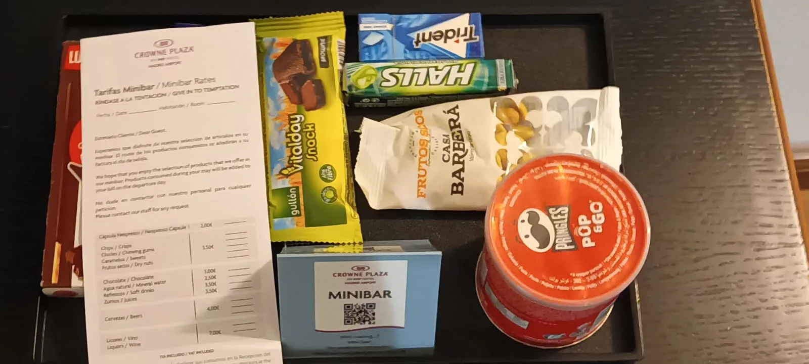 Minibar im Hotel mit Snacks und Getränken