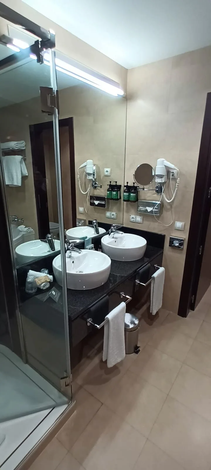 Doppelwaschtisch mit Spiegeln und Handtuchhaltern im Badezimmer
