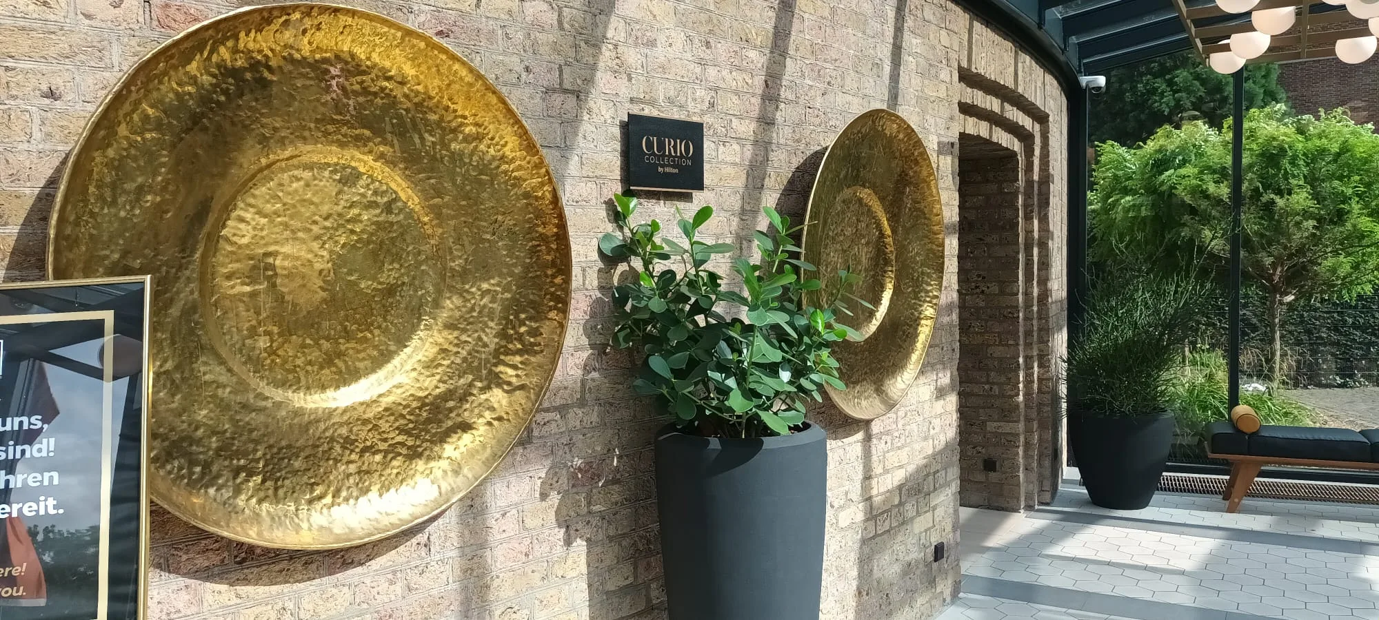 Goldene Platten an der Wand vor dem Eingang des Hotels