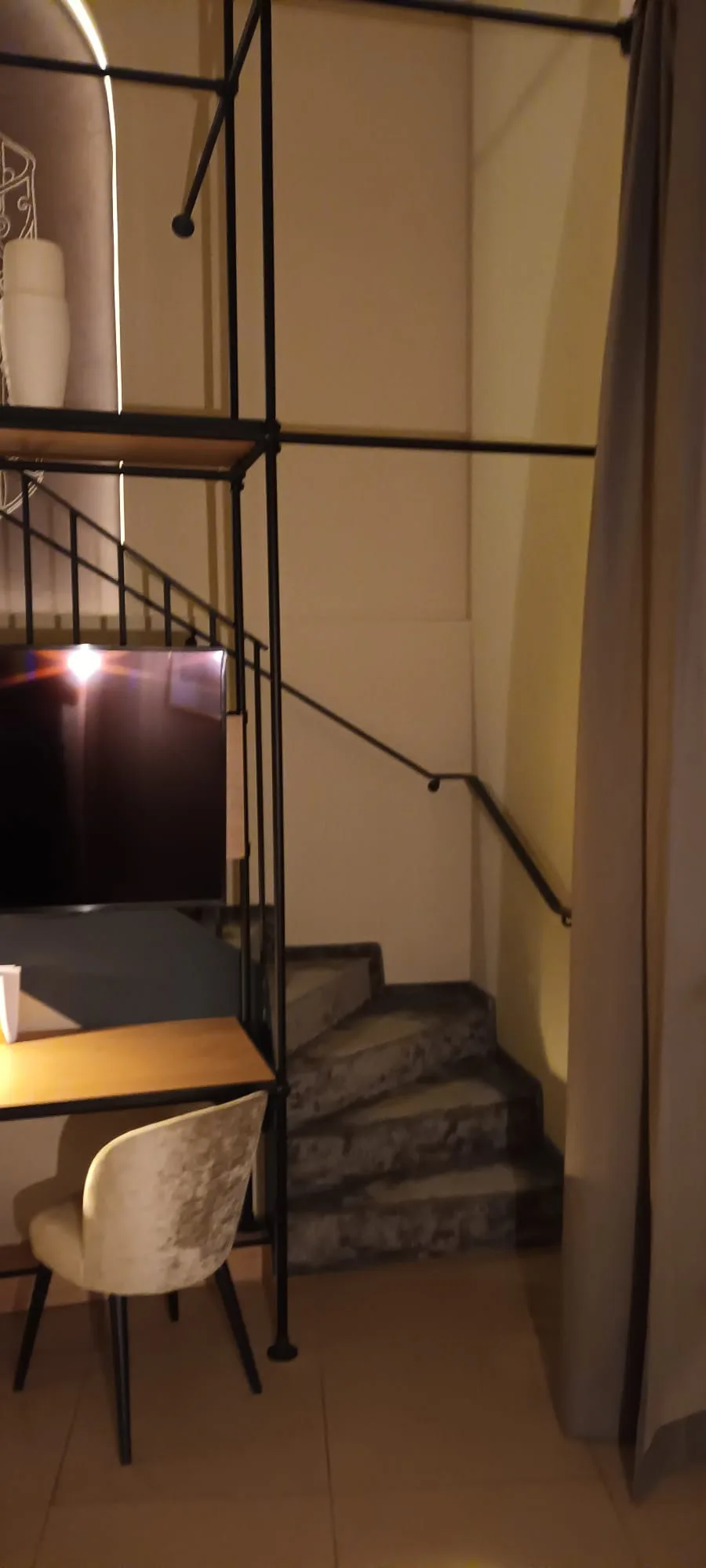 Hotelzimmer mit Schreibtisch und Treppe