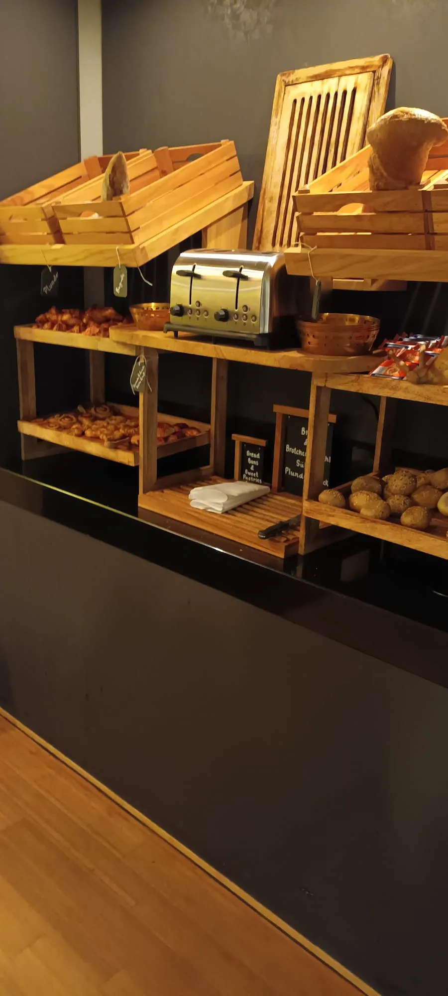 Frühstücksbuffet mit Toaster und Brotkörben
