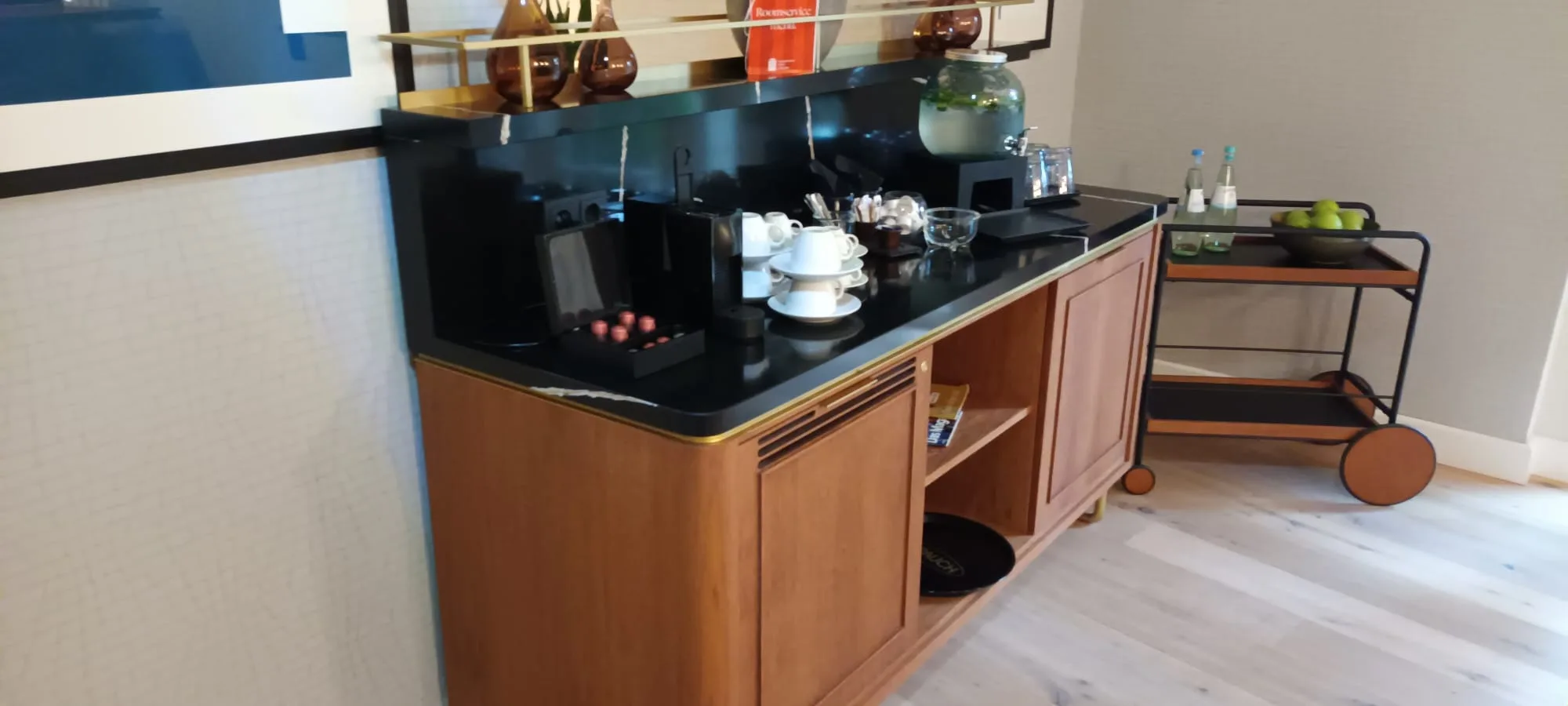 Hotelbar mit Kaffeemaschine und Geschirr auf schwarzem Tisch