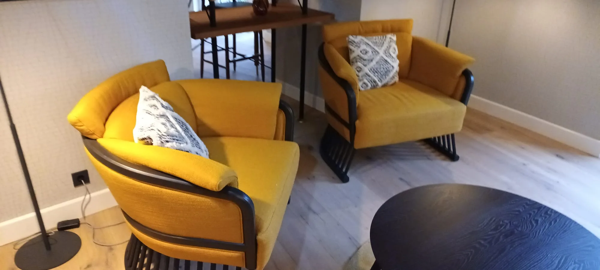 Gelbe Sessel mit Kissen in einem Hotelzimmer