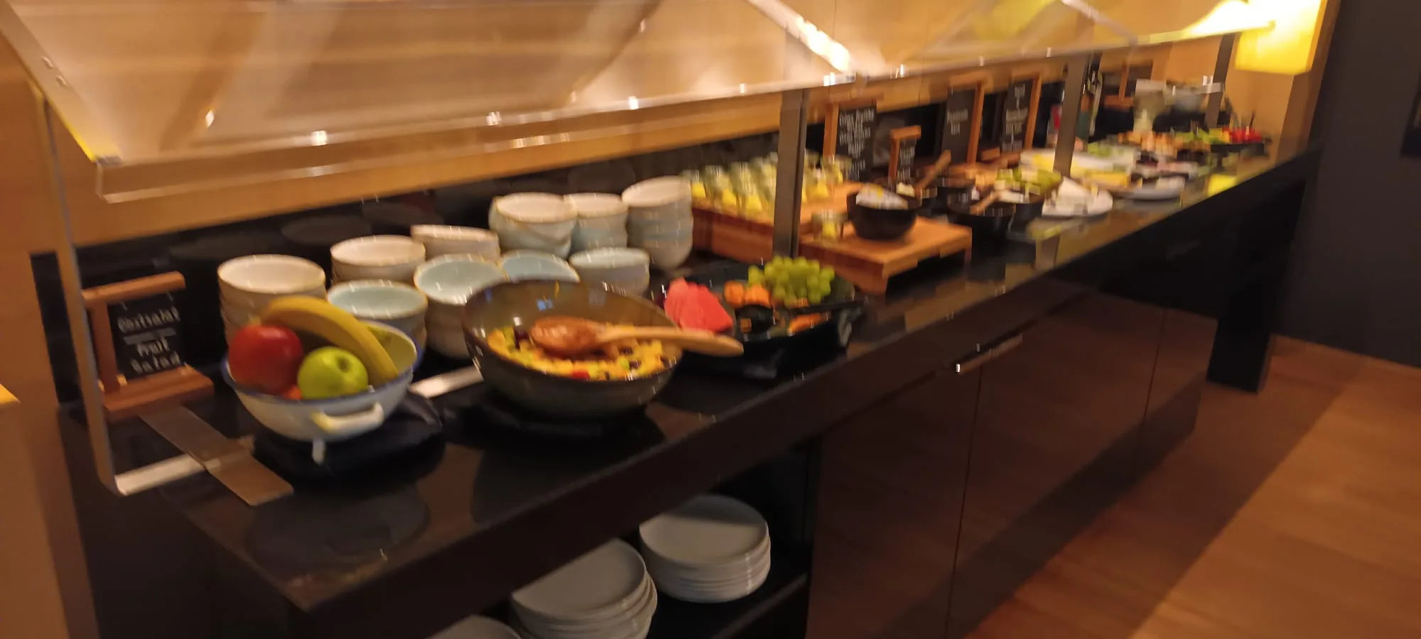 Frühstücksbuffet mit Obst und Getränken auf dem Tisch