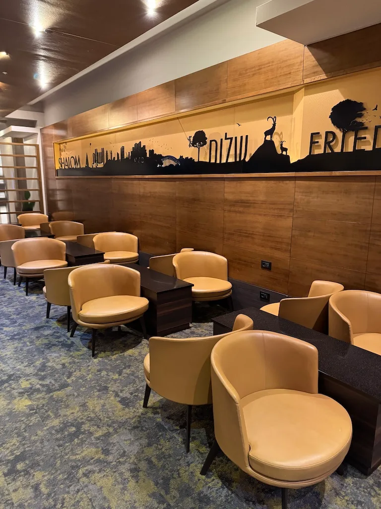 Lounge mit Sesseln und Wanddekoration