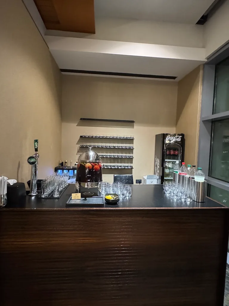 Bar mit Getränkeautomat und Obstschale