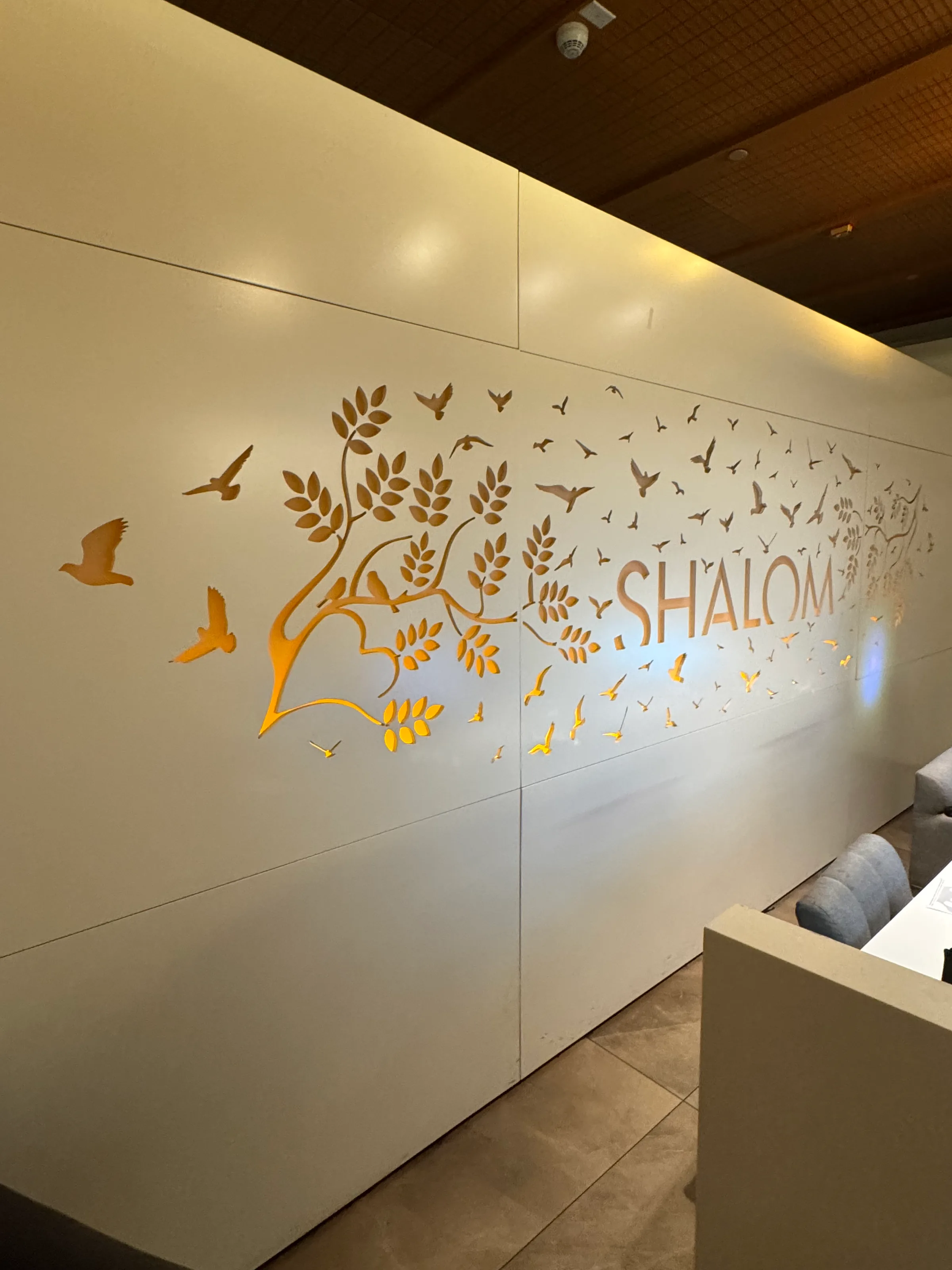 Wanddekoration mit Baummotiv und Schriftzug SHALOM