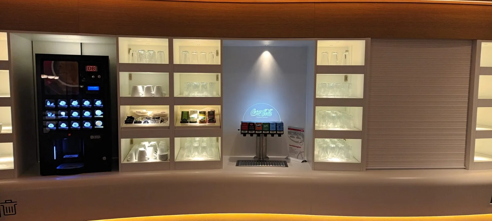 Automat und Getränkeauswahl im DB-Lounge am Flughafen Frankfurt