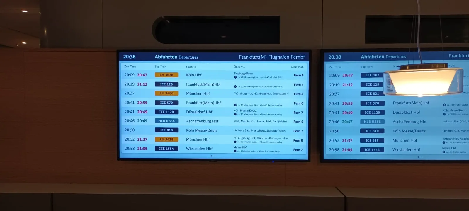 Abfahrts-Tafel mit Zugverbindungen am Flughafen Frankfurt