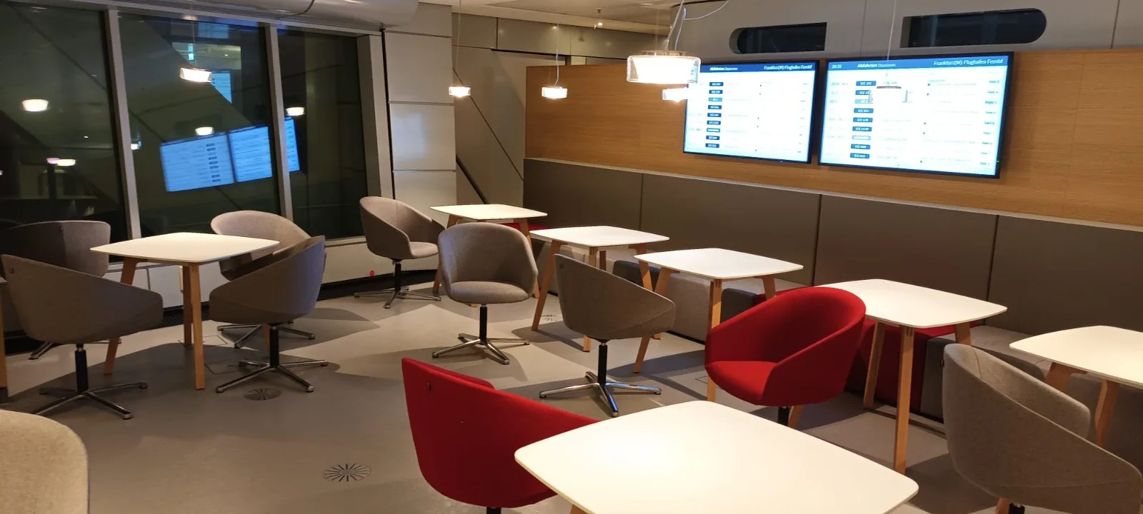 Lounge mit Tischen und Stühlen in verschiedenen Farben