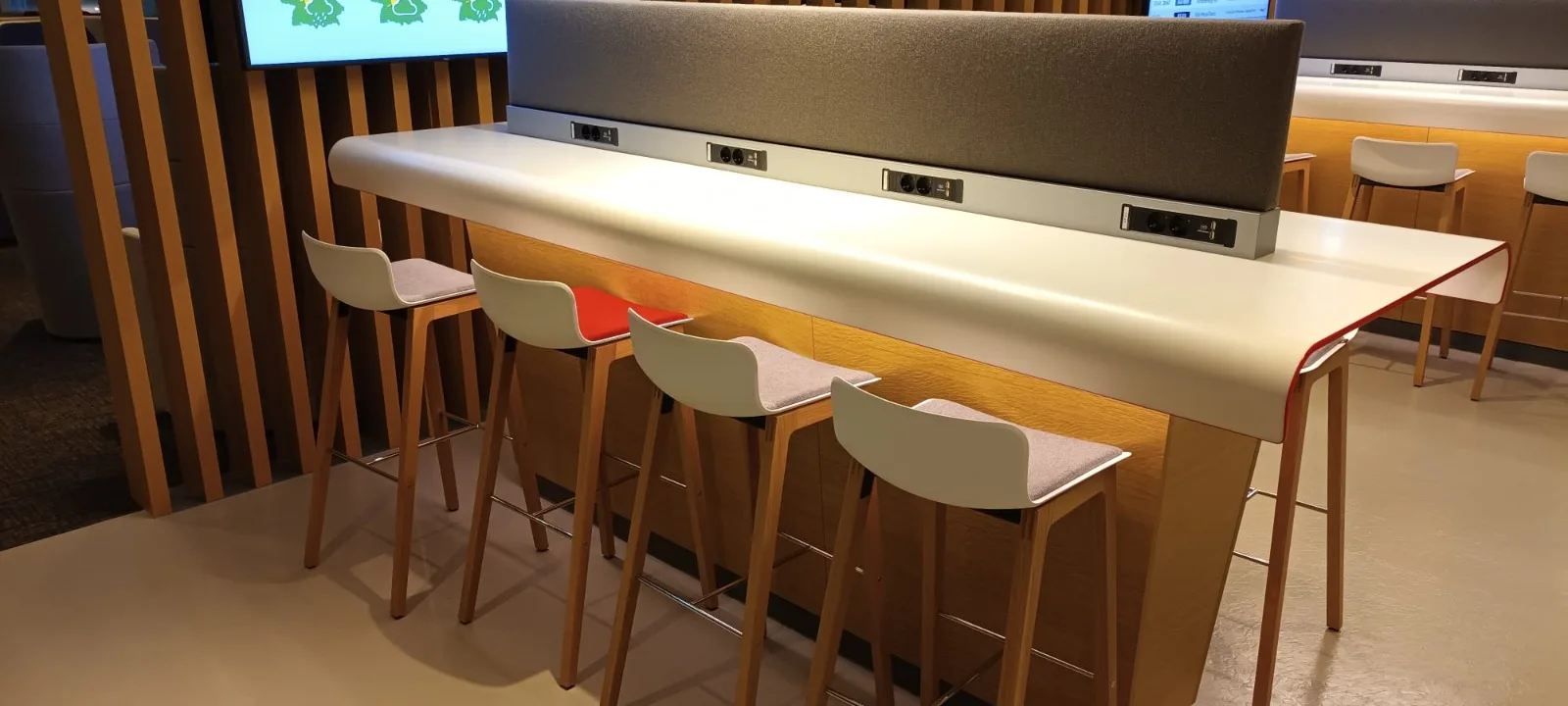 Hochwertige Bar mit Stühlen im DB Lounge Frankfurt Flughafen