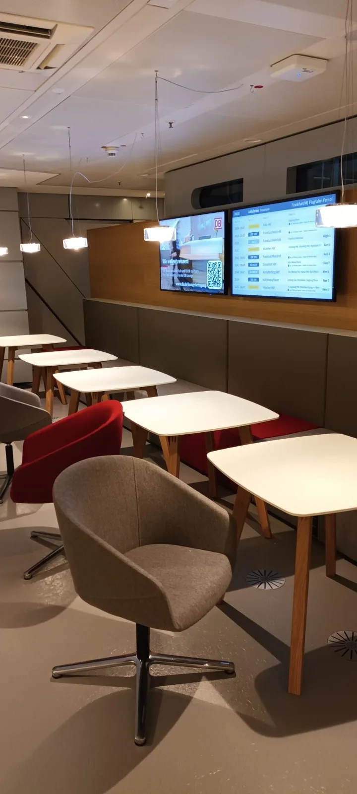 Lounge mit Tischen und Stühlen im Flughafen Frankfurt