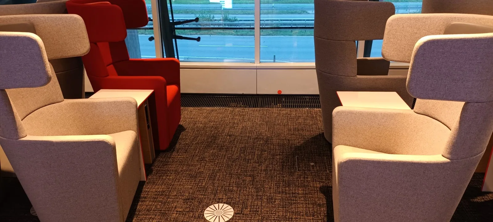 DB-Lounge-Sitzplätze mit rotem und grauem Stoff