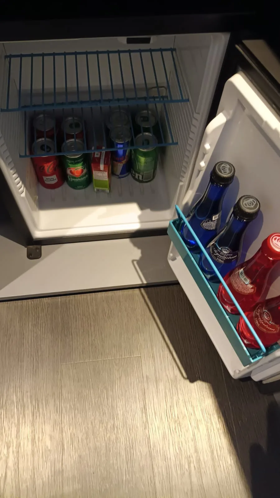 Mini-Kühlschrank mit Getränken und Flaschen