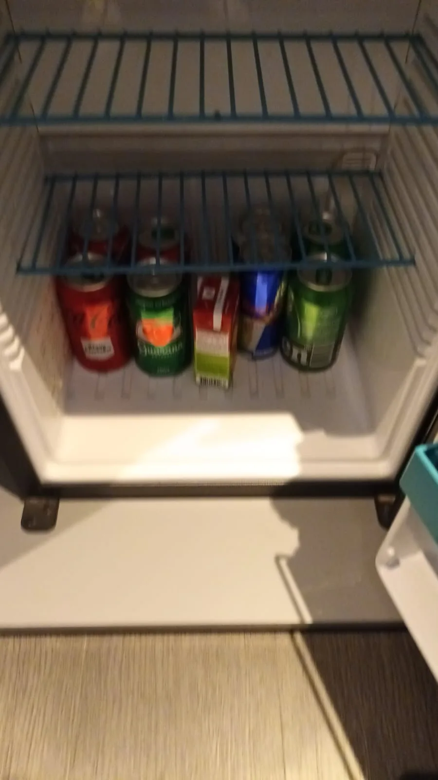Kühlschrank mit Getränken und Milchpackungen