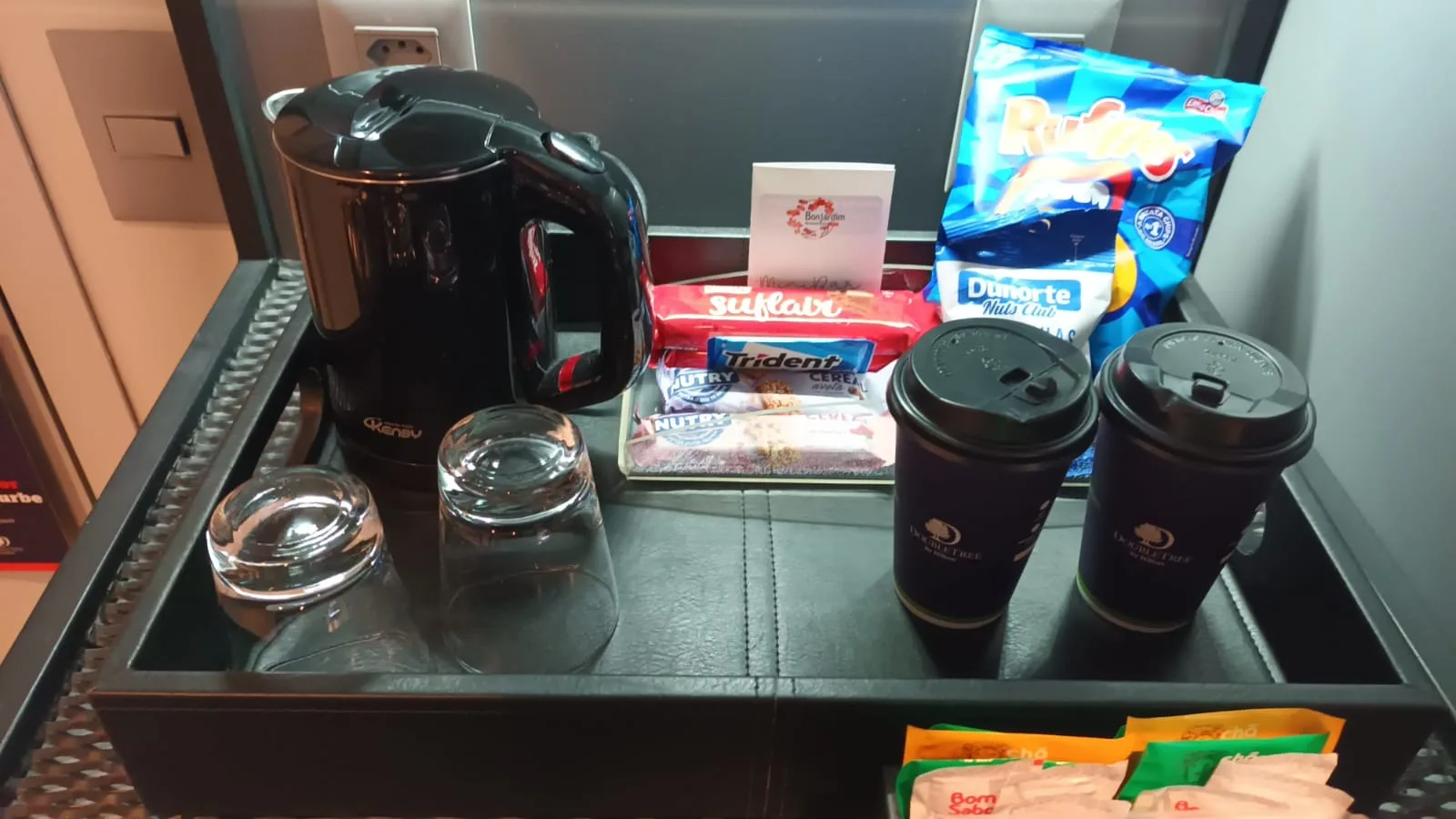 Hotelzimmereinrichtung mit Kaffeemaschine und Getränken