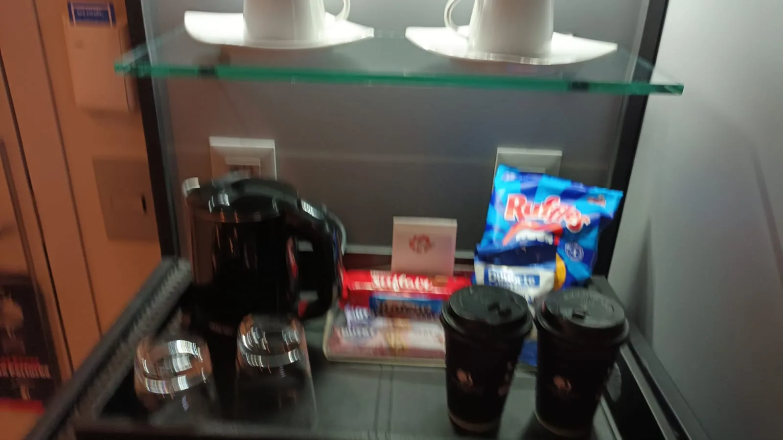 Kaffeemaschine und Getränke auf Tisch im Hotelzimmer