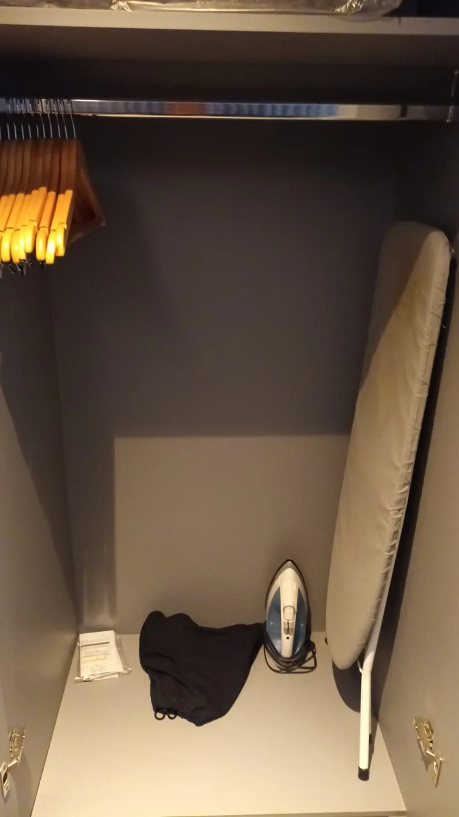 Schrank mit Bügeleisen und Bügelfläche