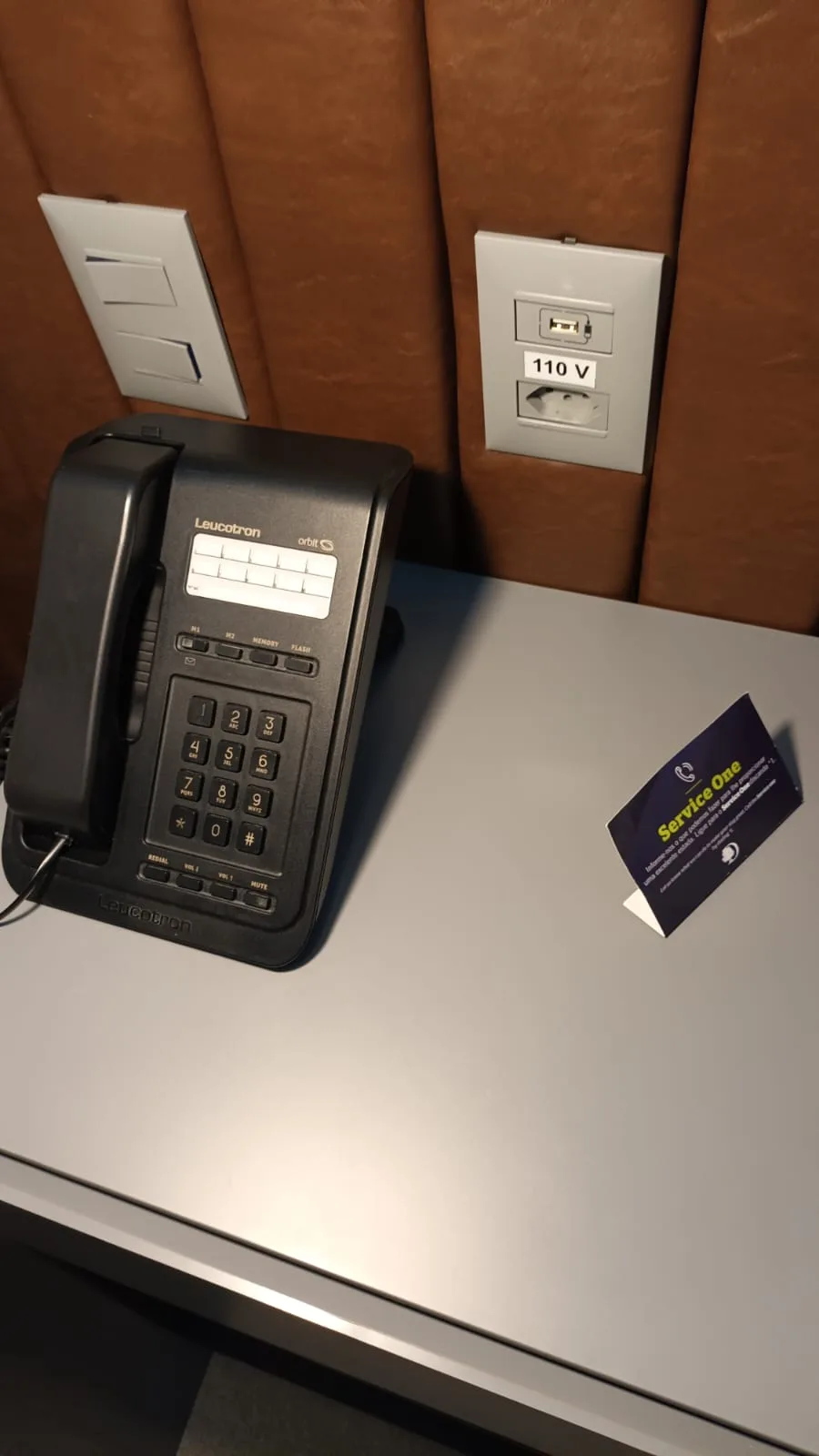 Hoteltelefon mit Leucotron-Tastatur auf Tisch