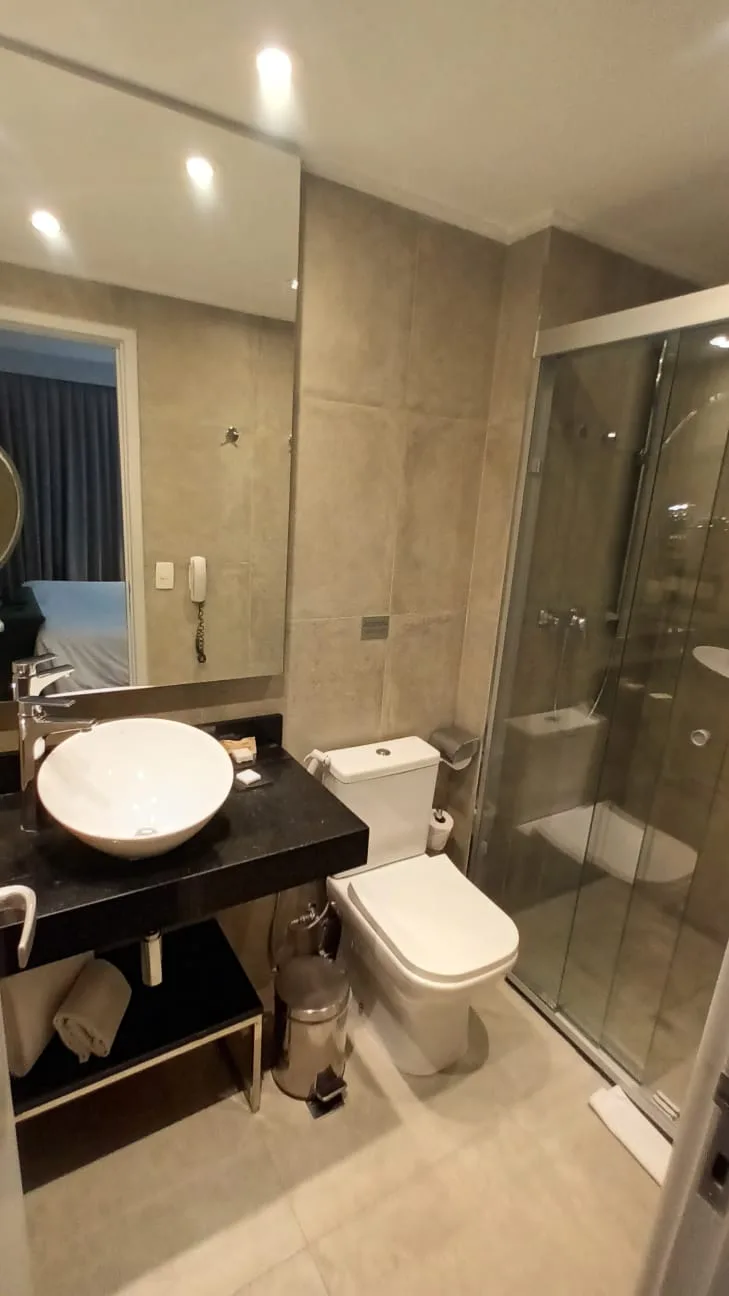 Moderne Badezimmeranlage mit Waschbecken, Toilette und Duschkabine