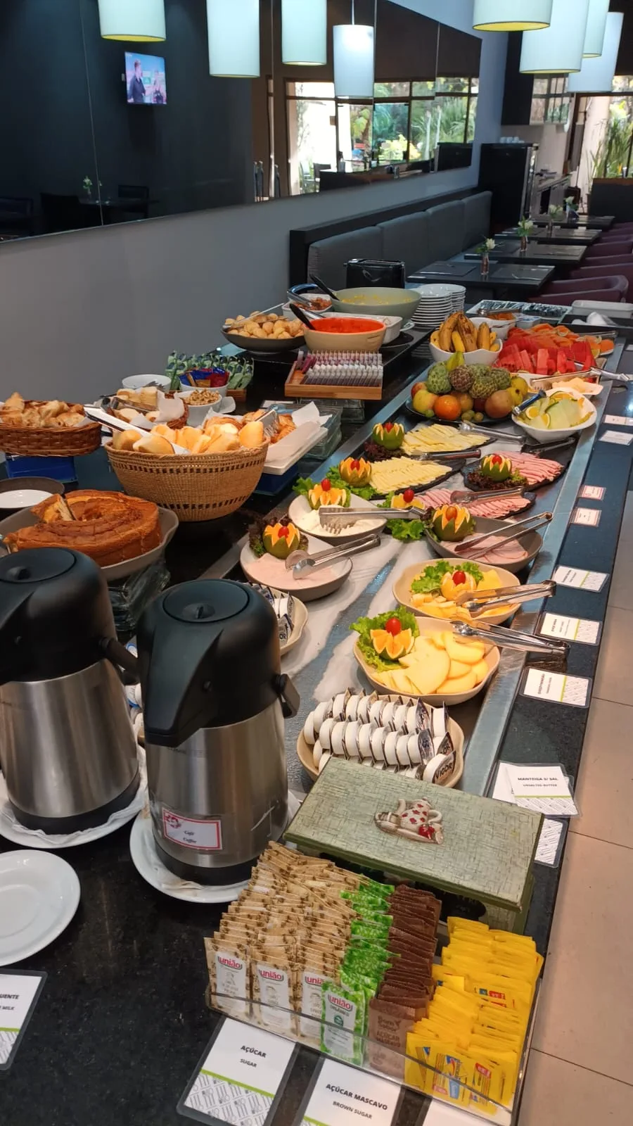 Frühstücksbuffet mit verschiedenen Speisen und Getränken