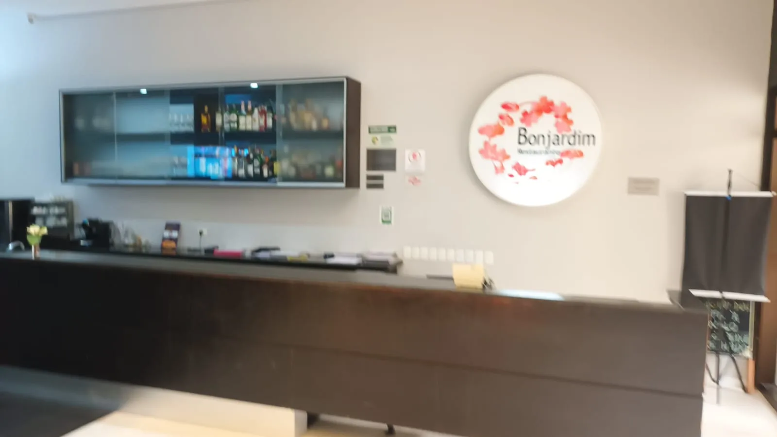 Rezeption eines Hotels mit Getränkevitrine und Wanddekoration