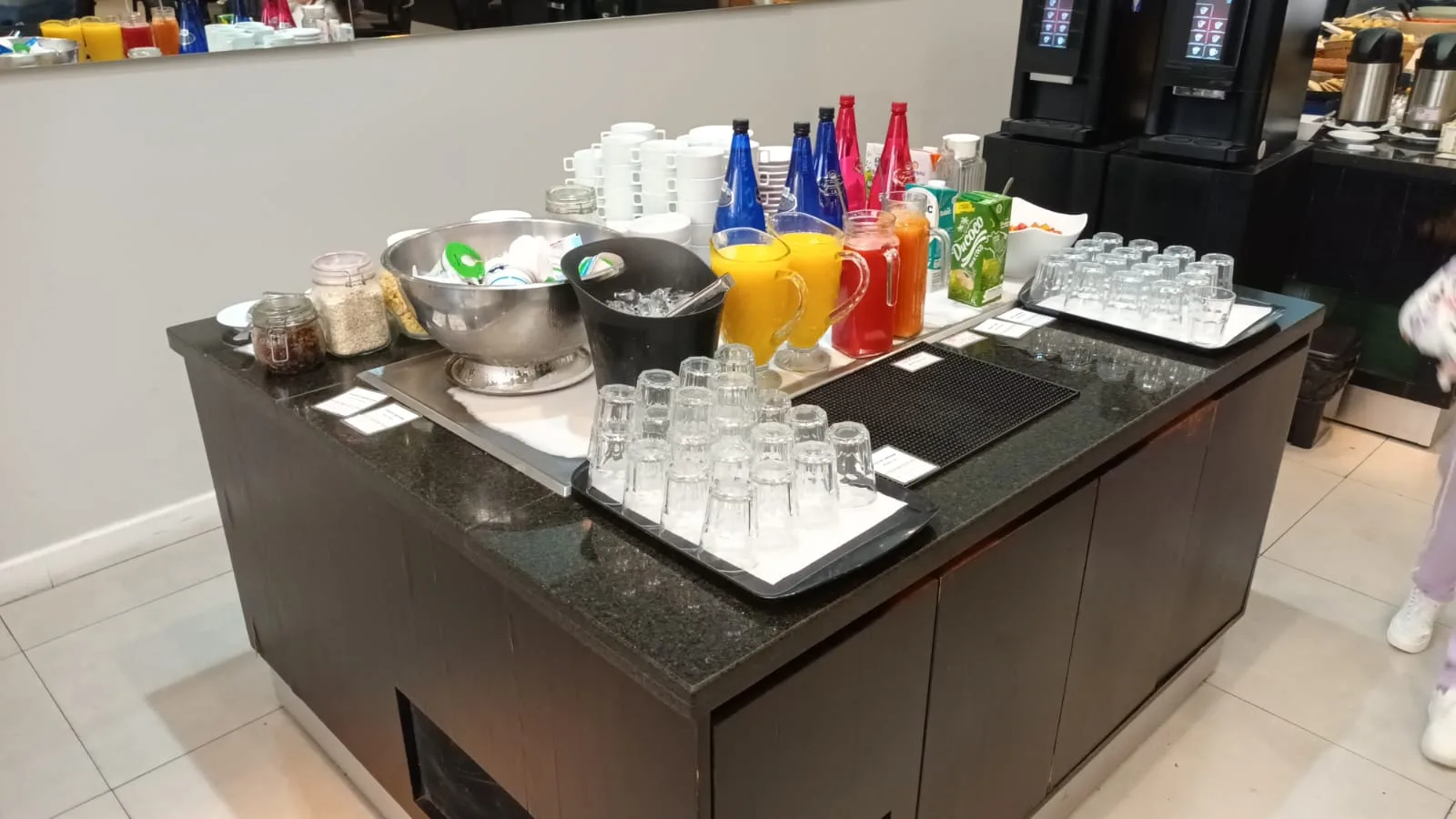 Hotelbar mit Getränken und Gläsern
